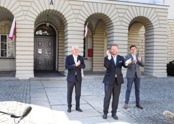 Szumowski i Morawiecki oklaskiwali lekarzy. Dołączyli do akcji [WIDEO]