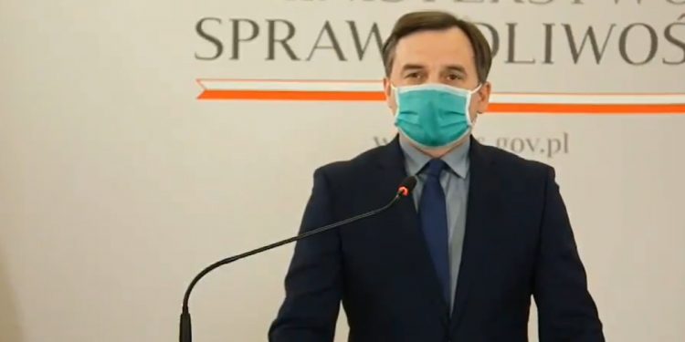 Ziobro: „W zakładach przywięziennych wyprodukowano milion maseczek”