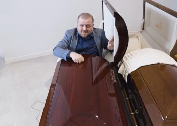 Burmistrz Wieruszowa zamknął się w… trumnie. Nie chce wyborów [WIDEO]