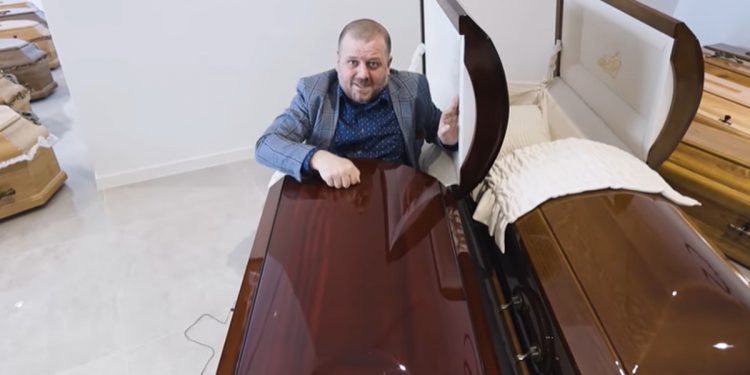 Burmistrz Wieruszowa zamknął się w… trumnie. Nie chce wyborów [WIDEO]