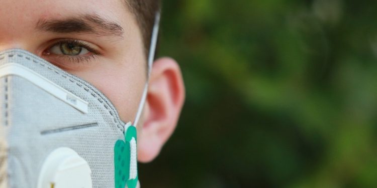 Hiszpańscy lekarze: młodym osobom z Covid-19 towarzyszą zmiany na skórze stóp