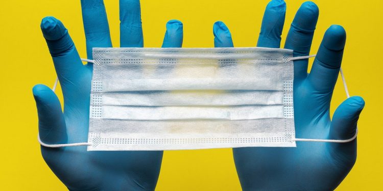 Nie wszyscy muszą zakładać rękawiczki w sklepach. Opublikowano zmiany w prawie