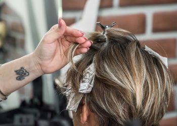 Zakłady fryzjerskie i fizjoterapeutyczne działają w ukryciu. „Znaleźliśmy się w podziemiu”