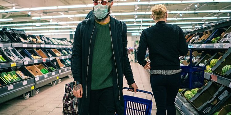 Rzecznik MZ: „Nie wykluczamy, że zalecimy by nosić maseczki w miejscach publicznych”