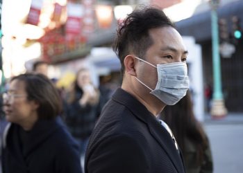 Koronawirus. Naukowcy twierdzą, że obostrzenia mogą trwać do 2022 r.