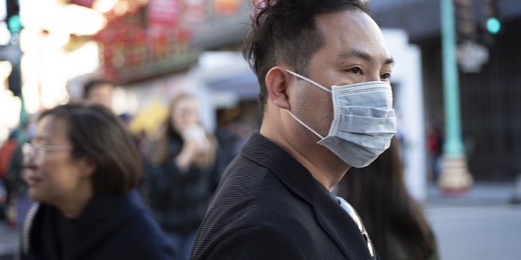 Koronawirus. Naukowcy twierdzą, że obostrzenia mogą trwać do 2022 r.