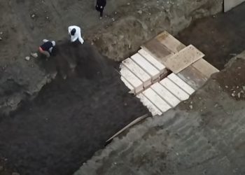Koronawirus. W Nowym Jorku powstają masowe groby [WIDEO]