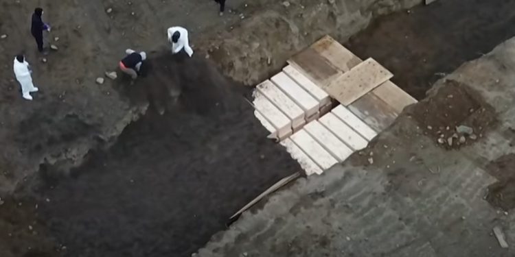 Koronawirus. W Nowym Jorku powstają masowe groby [WIDEO]
