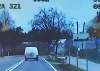 Był pijany, nie miał prawa jazdy, uciekał, wiózł kradzione drewno, a to nie wszystko [WIDEO]