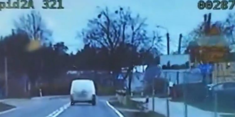 Był pijany, nie miał prawa jazdy, uciekał, wiózł kradzione drewno, a to nie wszystko [WIDEO]
