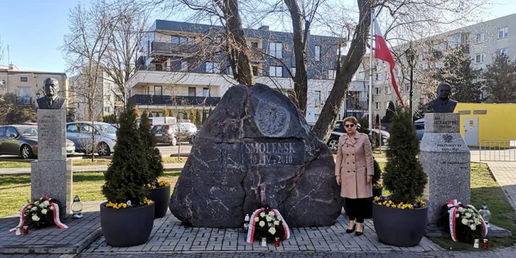 Posłanka PiS weszła na zamknięty skwer. Co na to policja?