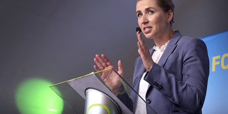 Koronawirus. Dania złagodzi obostrzenia? Premier stawia warunek