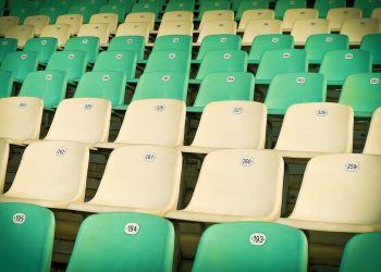 Senator KO wywołał kontrowersje. „Jaka jest różnica pomiędzy jedną osobą w kościele i na stadionie?”