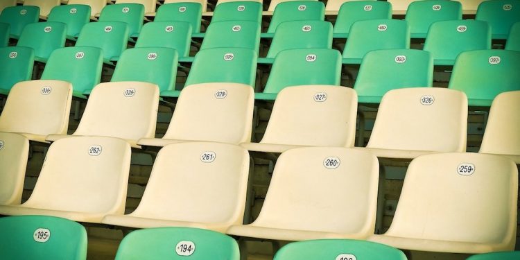 Senator KO wywołał kontrowersje. „Jaka jest różnica pomiędzy jedną osobą w kościele i na stadionie?”