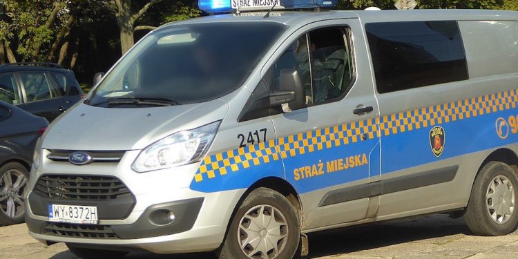 Starsza kobieta zadzwoniła do Straży Miejskiej z prośbą o zrobienie zakupów. Takiej reakcji się nie spodziewała!