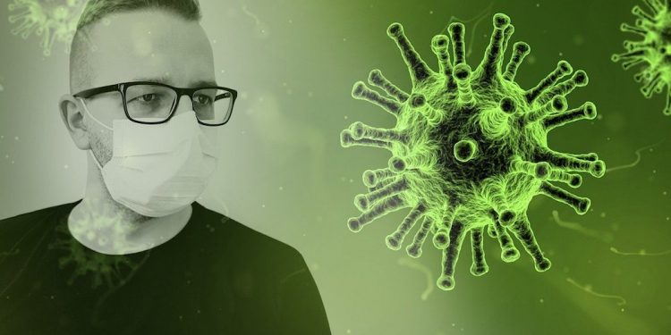 GIS instruuje, jak poprawnie nałożyć i zdjąć maseczkę