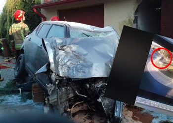 Wypadek w Rąbieniu. Samochód przeleciał przez rondo i wpadł do… kościoła [WIDEO]
