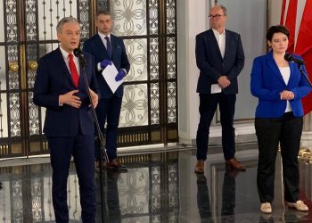 Biedroń: „Komisja śledcza i Trybunał Stanu dla Morawieckiego i Sasina”