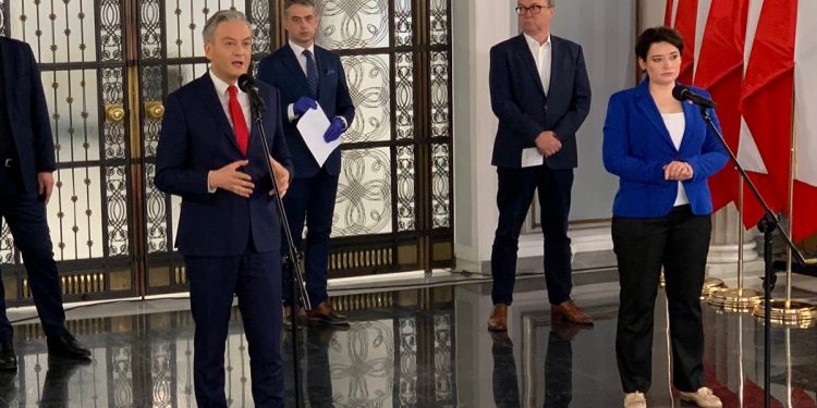 Biedroń: „Komisja śledcza i Trybunał Stanu dla Morawieckiego i Sasina”