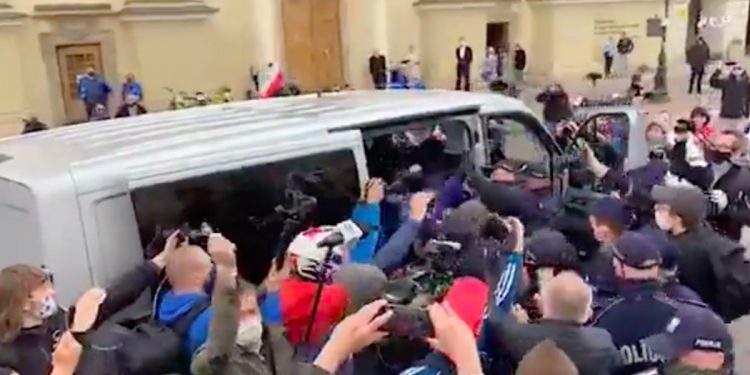 Jest nagranie z zatrzymania senatora w Warszawie! [WIDEO]