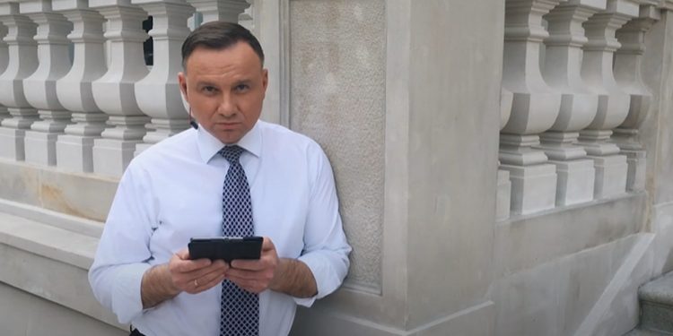 Andrzej Duda rapuje! Wziął udział w akcji #hot16challenge2 [WIDEO]