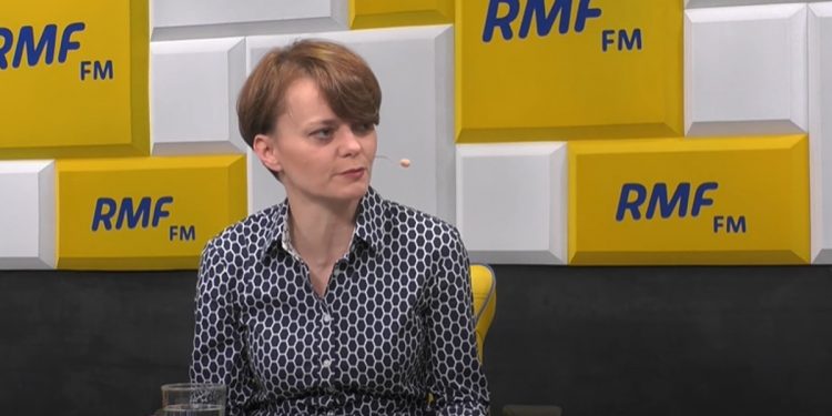 Emilewicz powiedziała, kiedy otworzą zakłady fryzjerskie