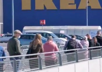 Gigantyczna kolejka przez sklepem IKEA. W środku może być aż 1300 osób! [WIDEO]