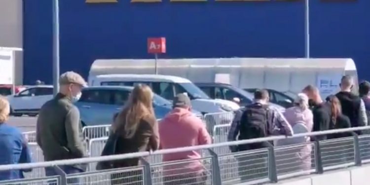 Gigantyczna kolejka przez sklepem IKEA. W środku może być aż 1300 osób! [WIDEO]