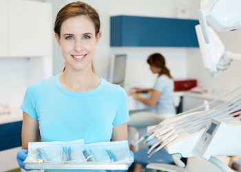Jak zostać asystentką stomatologiczną?
