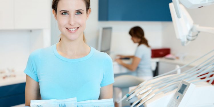 Jak zostać asystentką stomatologiczną?