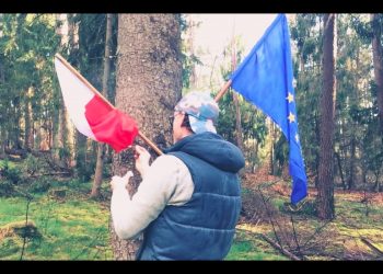 Działacz LGBT spalił flagę Polski. Będzie zawiadomienie do prokuratury [WIDEO]