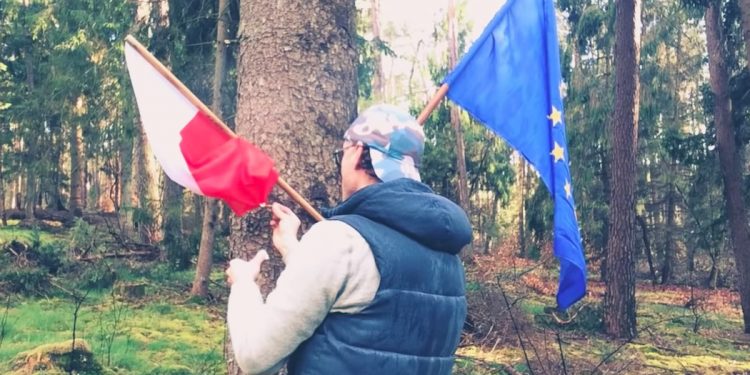 Działacz LGBT spalił flagę Polski. Będzie zawiadomienie do prokuratury [WIDEO]