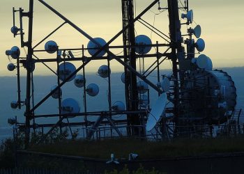 W Wlk. Brytanii zniszczyli dziesiątki masztów 5G! Twierdzą, że są groźne