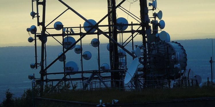 W Wlk. Brytanii zniszczyli dziesiątki masztów 5G! Twierdzą, że są groźne