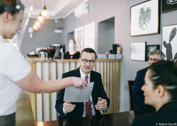 Morawiecki poszedł do restauracji. Musiał się tłumaczyć
