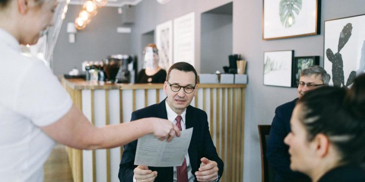 Morawiecki poszedł do restauracji. Musiał się tłumaczyć