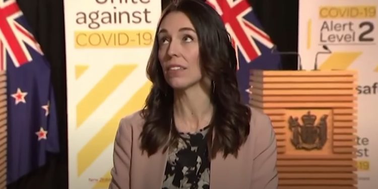Trzęsienie ziemi, gdy premier Nowej Zelandii udzielała wywiadu na żywo [WIDEO]
