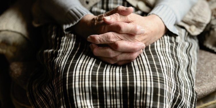 81-letnia kobieta zmarła z głodu. Kary dla pracowników MOPS