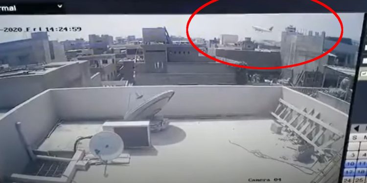 Na nagraniu widać, moment katastrofy samolotu w Pakistanie! [WIDEO]