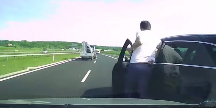 Niebezpieczna sytuacja na ekspresówce. Kierowca gonił… własne auto [WIDEO]