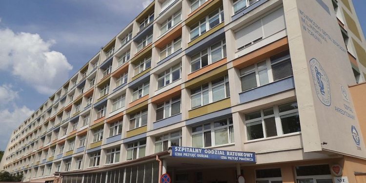 Nie żyje pielęgniarka zarażona koronawirusem. Osierociła trójkę dzieci