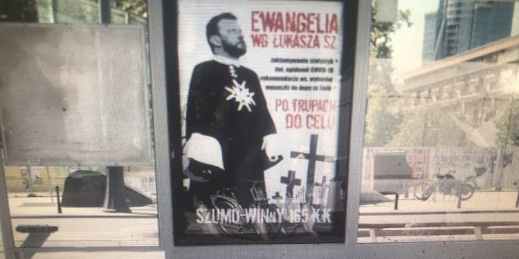 Władze Warszawy zdejmują plakaty szkalujące Łukasza Szumowskiego. „Nie ma zgody na mowę nienawiści”