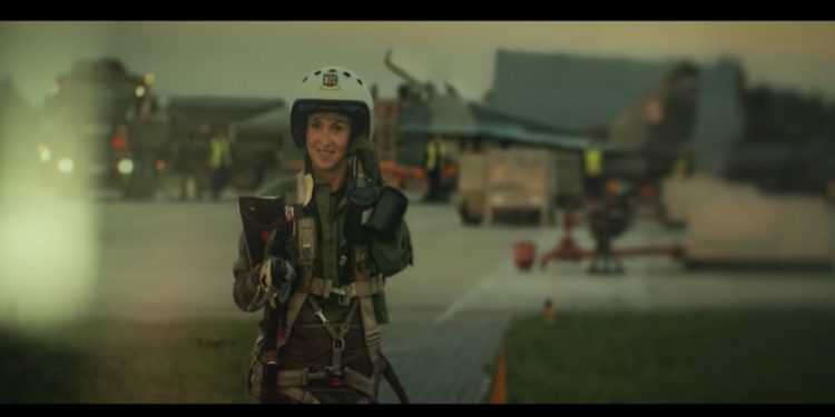 Żona Hołowni ma własny spot. Jest pilotem myśliwca [WIDEO]