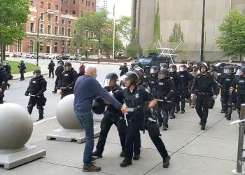 USA. 75-latek wyszedł przeciw policji. Jest w ciężkim stanie [WIDEO]