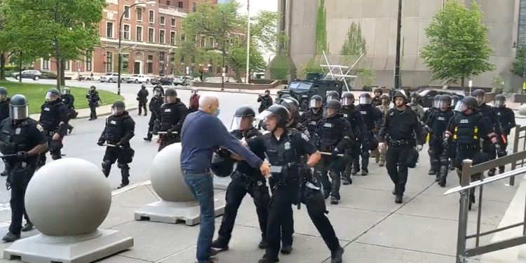 USA. 75-latek wyszedł przeciw policji. Jest w ciężkim stanie [WIDEO]