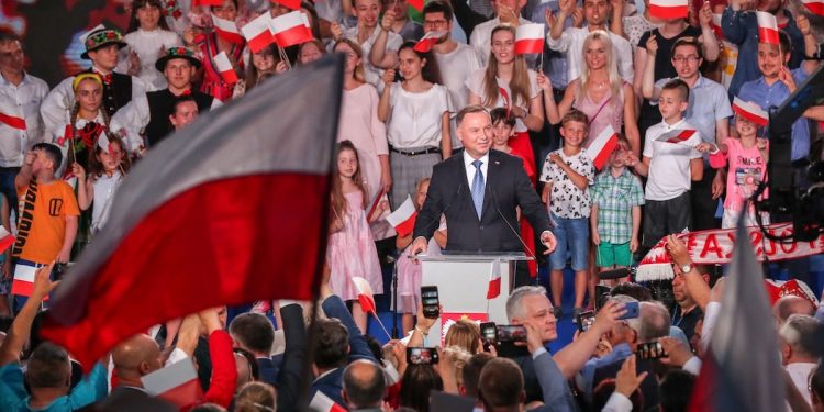 Andrzej Duda wygrywa I turę wyborów. Podczas przemówienia zaatakował Rafała Trzaskowskiego