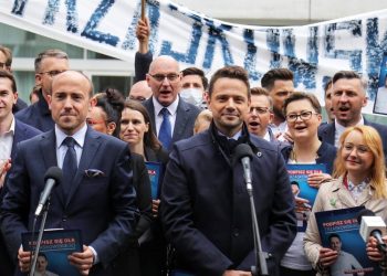 Trzaskowski ma kilka dni zebranie 100 tys. podpisów. Będą nowe karty