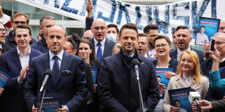 Trzaskowski ma kilka dni zebranie 100 tys. podpisów. Będą nowe karty