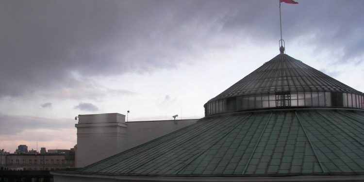 Podpalił się przed Sejmem. Wiadomo, co krzyczał!