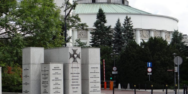 Mężczyzna podpalił się przed Sejmem!